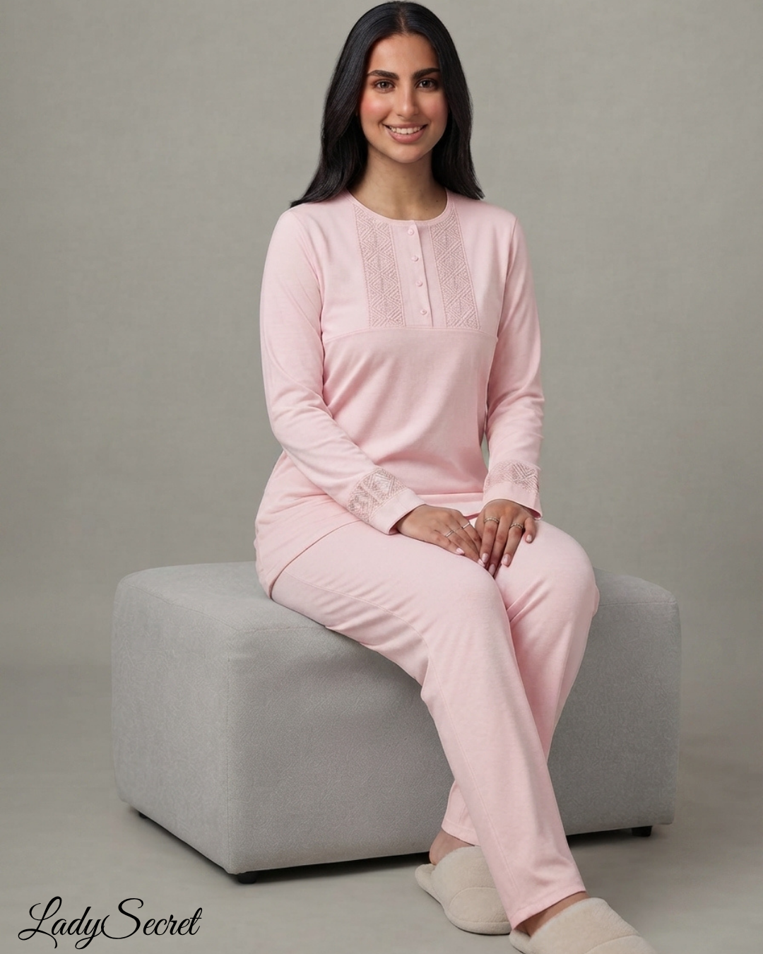 Pyjama Femme 2 Pièces en Broderie Rose Pâle – Top & Pantalon