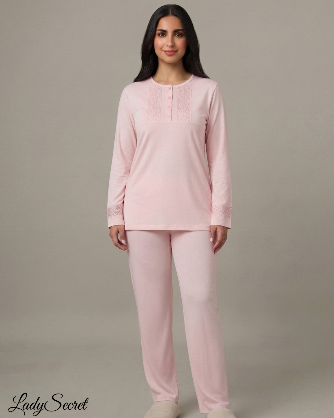 Pyjama Femme 2 Pièces en Broderie Rose Pâle – Top & Pantalon