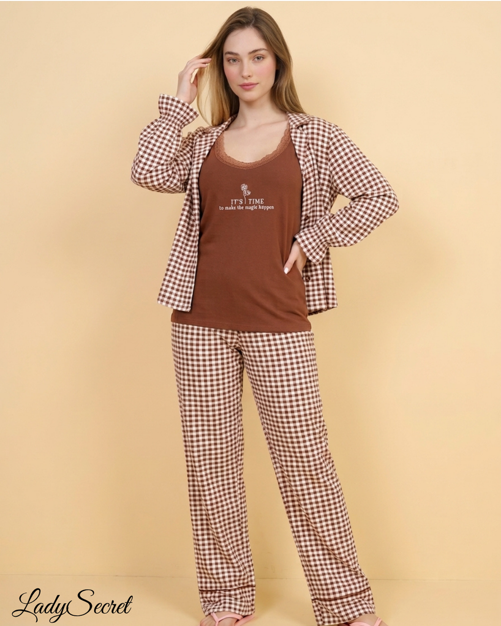 Pyjama Femme 3 Pièces "It's Time Magic" – Débardeur Marron, Chemise & Pantalon Vichy